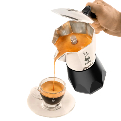 Verse koffie wordt ingeschonken vanuit een klassieke moka-pot in een glazen kopje, voor het ultieme Italiaanse koffiemoment bij Kelvini Italian Artisan