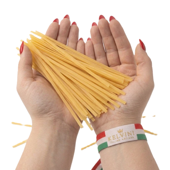 Twee handen die een bos ongekookte linguine spaghetti vasthouden