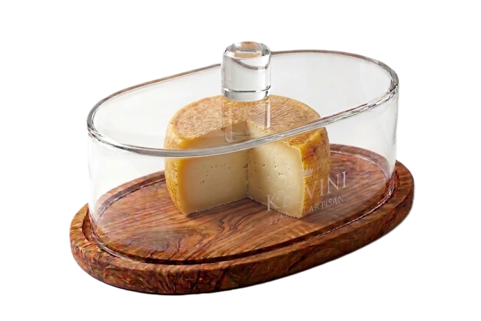 Kelvini Een hele ronde pecorino kaas op een houten plank onder een glazen stulp