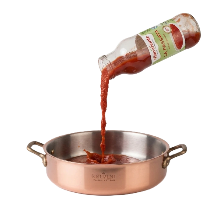 	Italiaanse passata wordt in een koperen braadpan geschonken