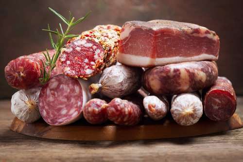 Ambachtelijke Italiaanse vleeswaren, salame en prosciutto op een houten plank"