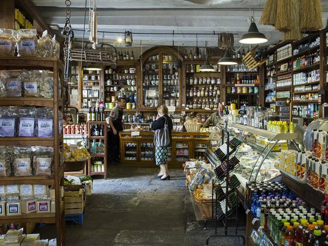 een artisinalewinkel waar een personal shopper van Kelvini Italian Artisan zijn inkopen doet