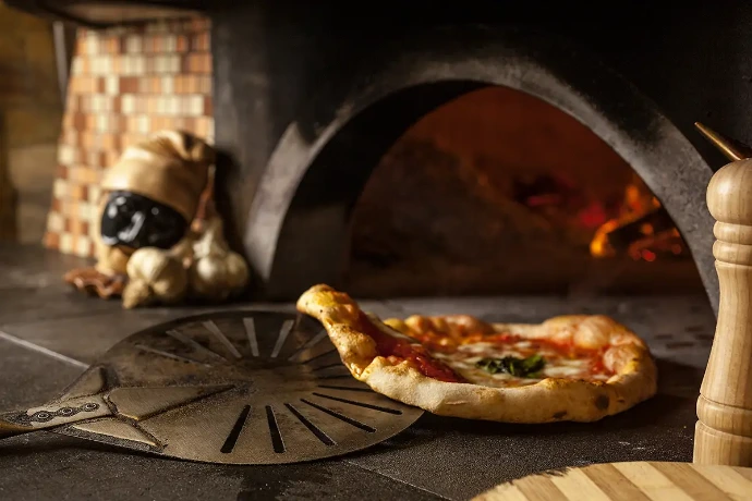 Ambachtelijke pizza bakken in een traditionele Italiaanse houtoven