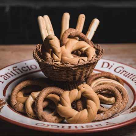 Mand met ambachtelijke Italiaanse tarallini, grissini en koekjes