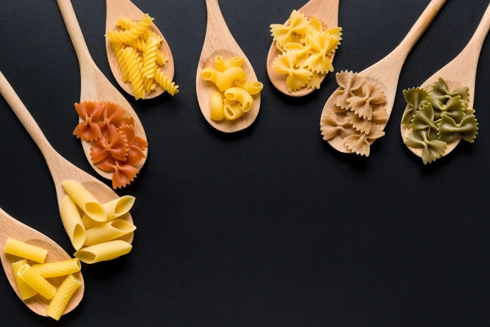 houtenlepels mjet gedroogde pastasoorten er op Kelvini talan Artisan