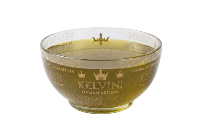 een schaaltje met het kelvini logo er op en gevuld met Olijfolie