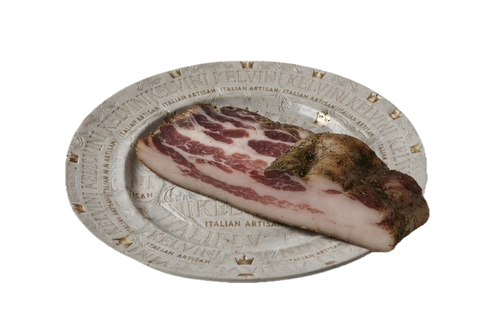 een bord met het logo van kelvini italian artisan waar panchetta op gepresenteerd word