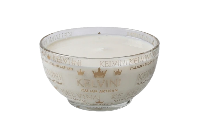 een schaaltje met het kelvini logo er op en gevuld met melk