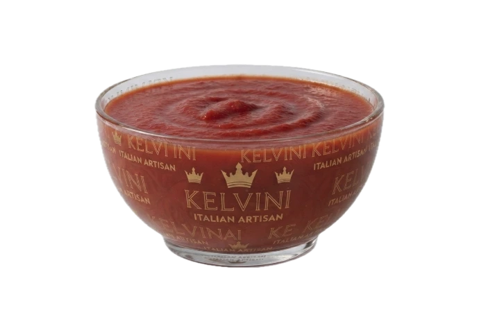 een schaaltje met het kelvini logo er op en gevuld met tomatenpassata