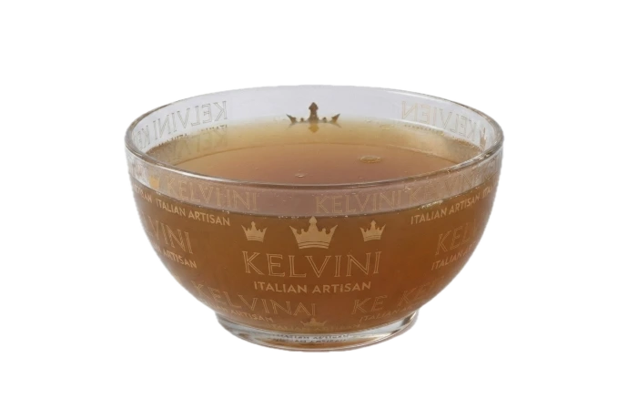 een schaaltje met het kelvini logo er op en gevuld met Runderbouilion
