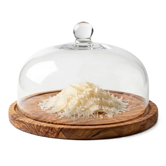 Geraspte Pecorino Romano kaas op houten plank