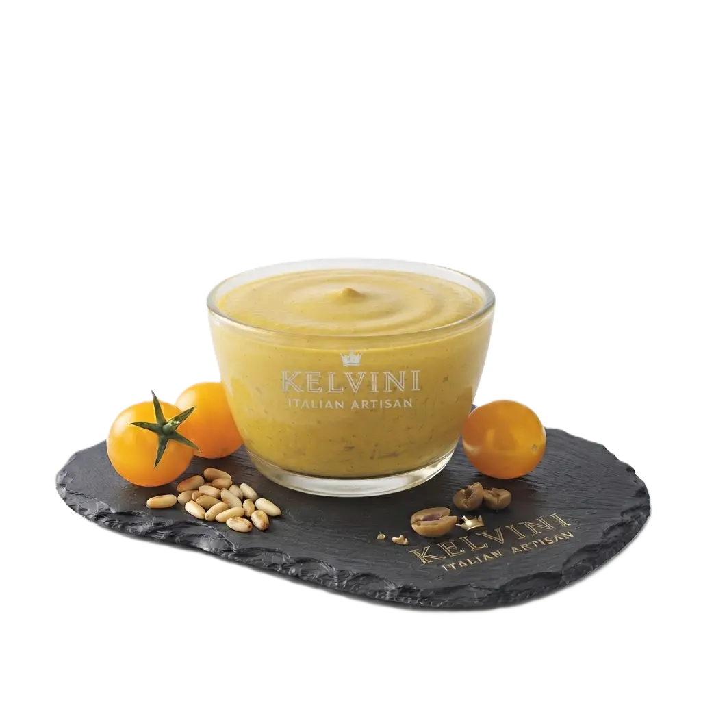 kelvini-mutti-pesto-giallo-di-pomodoro-180g-gepresenteerd-in-schaaltje-op-leisteen.webp