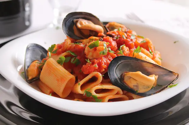 `kelvini-pasta-mezze-maniche-rigate-trafilata-al-bronzo-ambachtelijk (2).webp