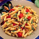 Maccheroncini-con-pomodori-cozze-e-rucola.webp