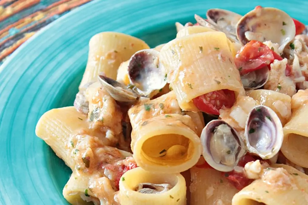 paccheri-rigati-con-scorfano-e-lupini.webp