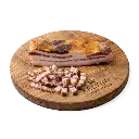 Varkensbuikspek-pancetta op snijplank met blokjes en lardons op de voorgond.webp